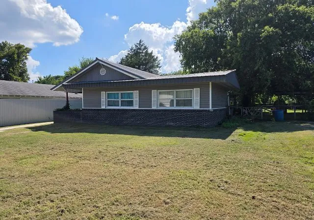 Homes for sale in Okemah, OK | 207 S 8th St, Okemah, OK 74859 | MLS# 1239325
