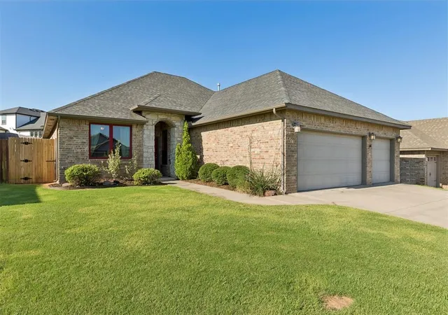 Photo 2 of Single family home for sale at 6116 Beverly Hills Dr, Edmond, OK 73034 | MLS# 1239338 | Listing updated on 2026-10-07