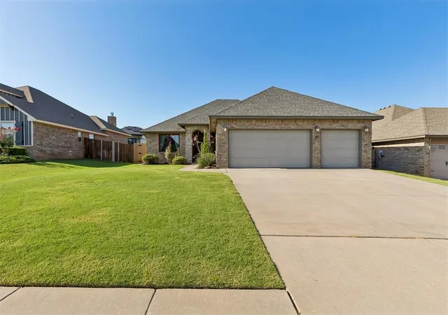 Photo 3 of Single family home for sale at 6116 Beverly Hills Dr, Edmond, OK 73034 | MLS# 1239338 | Listing updated on 2026-10-07