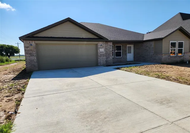 Photo 1 of Sale Pending at 1916 Topaz Rd, Pryor, OK 74361 | MLS# 1239360 | Listing updated on 2026-09-23