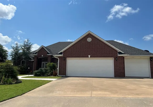 2nd image of 1309 Cambridge Dr, Shawnee, OK 74804 | MLS# 1239392