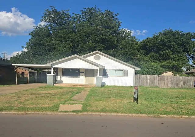 Homes for sale in Chickasha, OK | 2011 S 14th St, Chickasha, OK 73018 | MLS# 1239400