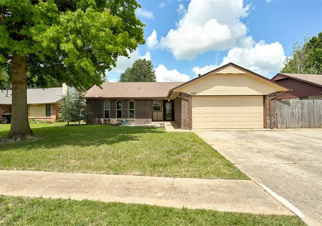 Homes for sale in Moore, OK | 733 N Robinson Ave, Moore, OK 73170 | MLS# 1239404