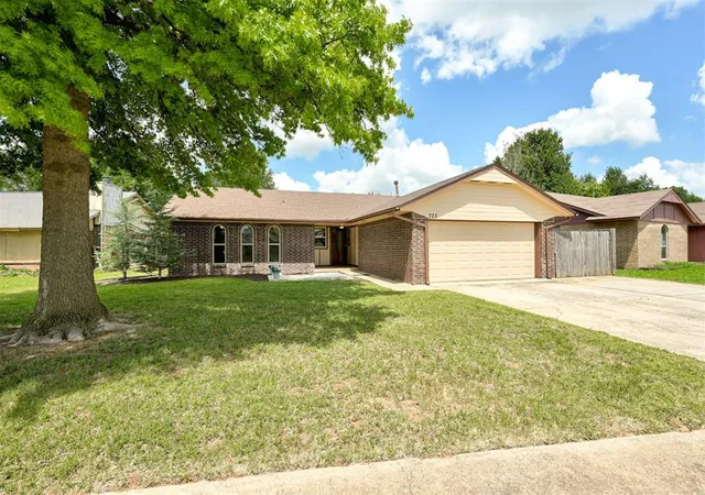 Homes for sale in Moore, OK | 733 N Robinson Ave, Moore, OK 73170 | MLS# 1239404