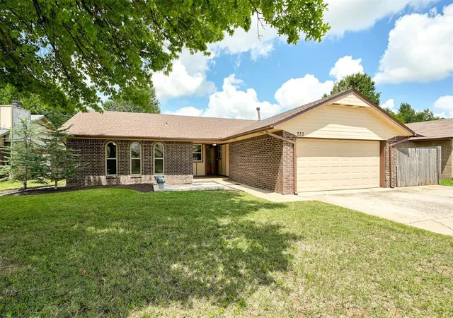 Homes for sale in Moore, OK | 733 N Robinson Ave, Moore, OK 73170 | MLS# 1239404