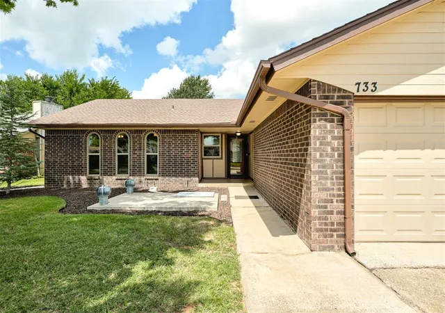 Homes for sale in Moore, OK | 733 N Robinson Ave, Moore, OK 73170 | MLS# 1239404