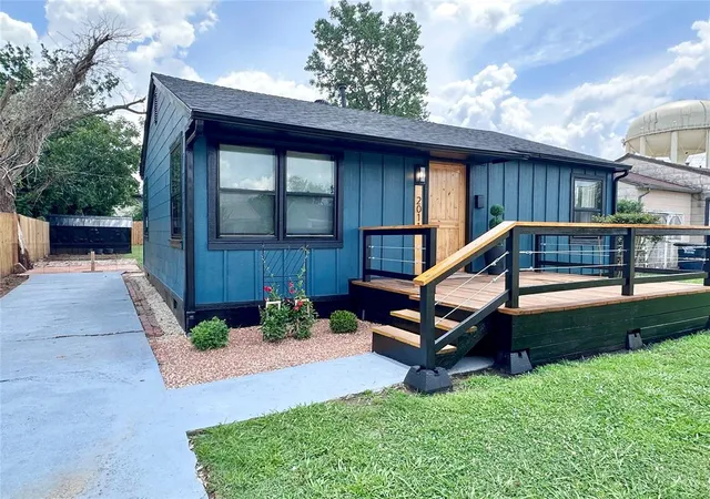 1st image of 2011 N Dorothy Ave, Shawnee, OK 74804 | MLS# 1239421