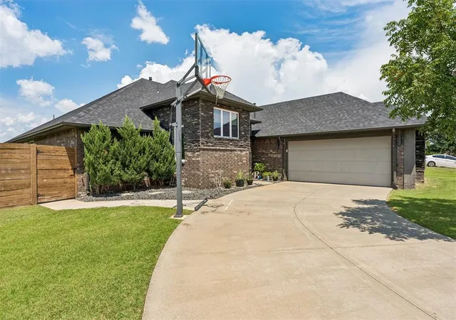 Photo 2 of Sale Pending at 17336 Shadow Hawk Ln, Edmond, OK 73012 | MLS# 1239437 | Listing updated on 2026-08-18