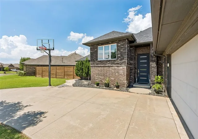 Photo 4 of Sale Pending at 17336 Shadow Hawk Ln, Edmond, OK 73012 | MLS# 1239437 | Listing updated on 2026-08-18