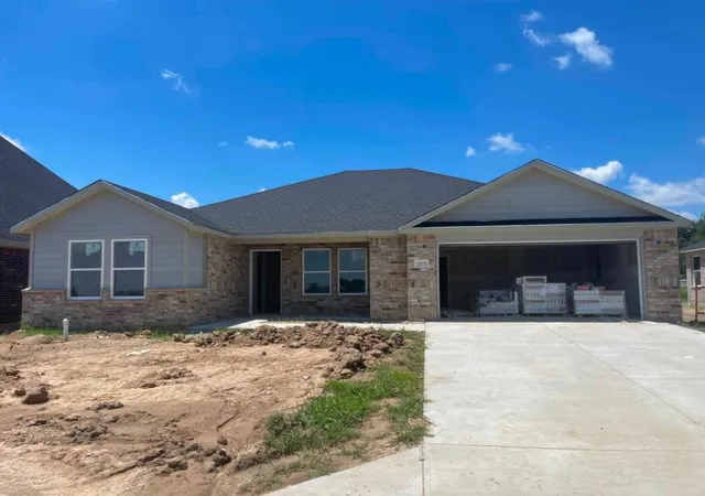 Photo 1 of Sale Pending at 1905 Topaz Rd, Pryor, OK 74361 | MLS# 1239459 | Listing updated on 2026-09-23