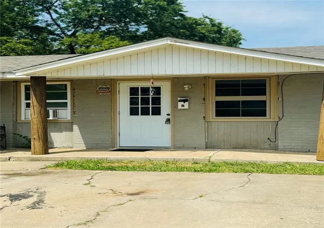 Listing Photo 3 - Condo for sale in building located at 427 SE 17th St, Oklahoma City, OK 73129