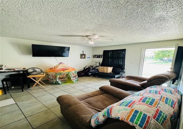 Listing Photo 4 - Condo for sale in building located at 427 SE 17th St, Oklahoma City, OK 73129
