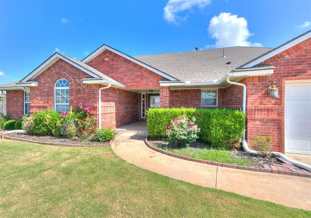 Photo 3 of Sale Pending at 925 Ne 30th Street, Moore, OK 73160 | MLS# 1239504 | Listing updated on 2026-08-27