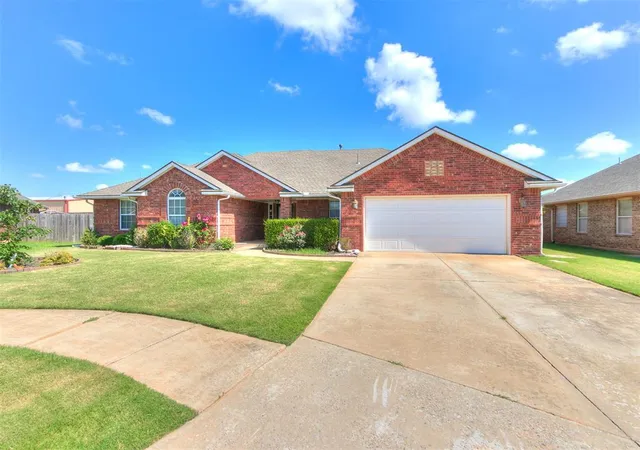 Photo 4 of Sale Pending at 925 NE 30th Street, Moore, OK 73160 | MLS# 1239504 | Listing updated on 2026-08-27