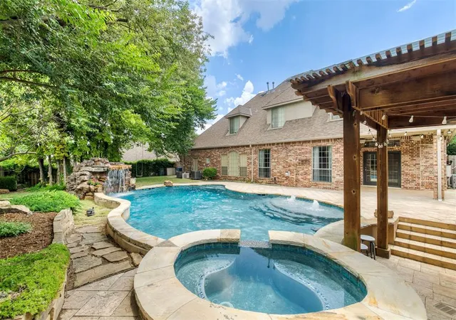 Photo 3 of Sale Pending at 3317 Beacon Hl St, Edmond, OK 73034 | MLS# 1239505 | Listing updated on 2026-07-18