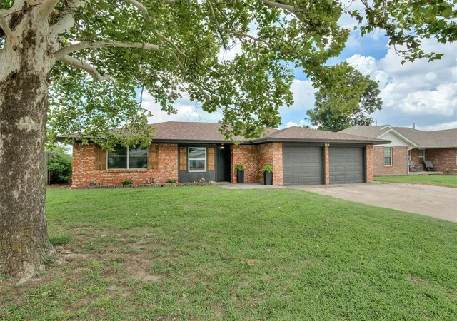 2nd image of 128 Sw 6th St, Moore, OK 73160 | MLS# 1239517