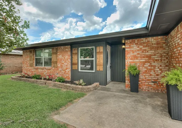 3rd image of 128 Sw 6Th St, Moore, OK 73160 | MLS# 1239517