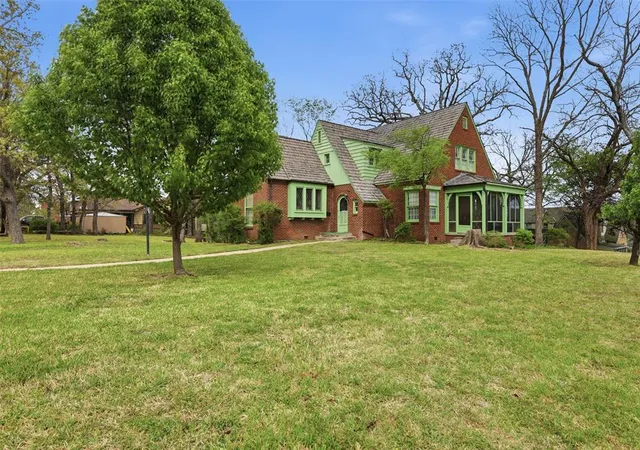1st image of 422 S Highland St, Ada, OK 74820 | MLS# 1239570