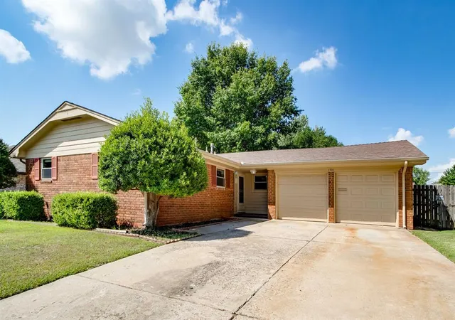 image of 1301 Queensboro Pl, Yukon, OK 73099 | MLS# 1239592