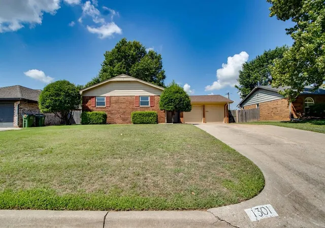 image of 1301 Queensboro Pl, Yukon, OK 73099 | MLS# 1239592