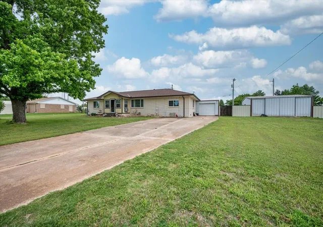 3rd image of 1411 14Th St, Maysville, OK 73057 | MLS# 1239638