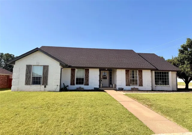 2nd image of 1301 Manchester Dr, Shawnee, OK 74804 | MLS# 1239666