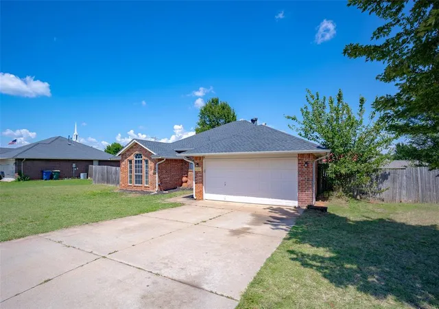 2nd image of 1422 Cherokee Cir, Blanchard, OK 73010 | MLS# 1239682