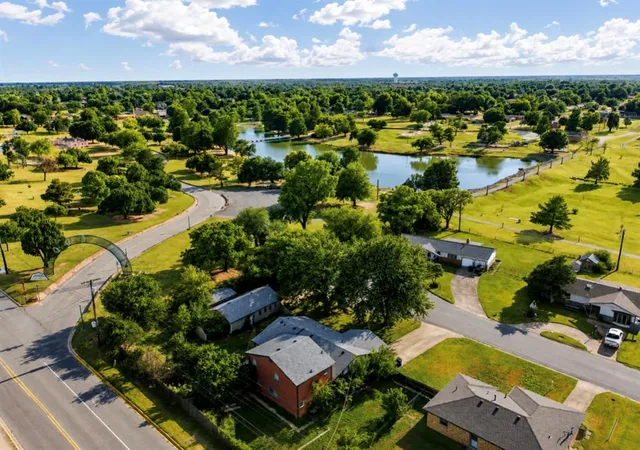 2nd image of 27 Shannon Dr, Chickasha, OK 73018 | MLS# 1239684