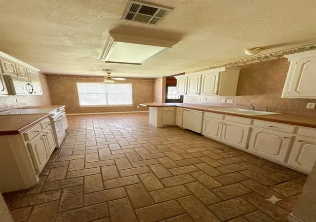 Photo 4 of Single family home for sale at 1075 N 4285 Road, Hugo, OK 74743 | MLS# 1239688 | Listing updated on 2026-09-04