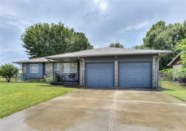 2nd image of 1048 Nw 6th Pl, Moore, OK 73160 | MLS# 1239715