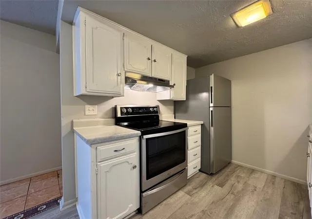 Listing Photo 5 - Condo for sale in building located at 7413 Melrose Ln, Oklahoma City, OK 73127