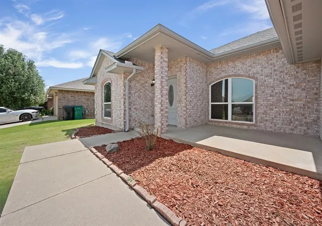 3rd image of 909 Greenfield Ave, Yukon, OK 73099 | MLS# 1239738