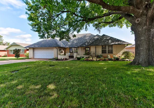 Photo 1 of Sale Pending at 2321 Ashwood Ln, Norman, OK 73071 | MLS# 1239779 | Listing updated on 2026-08-21