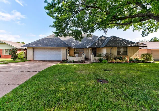 Photo 2 of Sale Pending at 2321 Ashwood Ln, Norman, OK 73071 | MLS# 1239779 | Listing updated on 2026-08-21