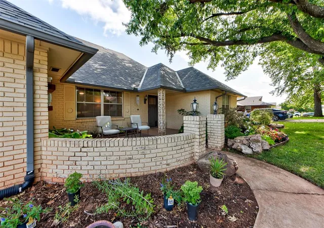 Photo 2 of Sale Pending at 2321 Ashwood Ln, Norman, OK 73071 | MLS# 1239779 | Listing updated on 2026-08-21