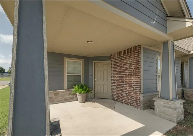 2nd image of 904 Sw 91st St, Oklahoma City, OK 73139 | MLS# 1239856