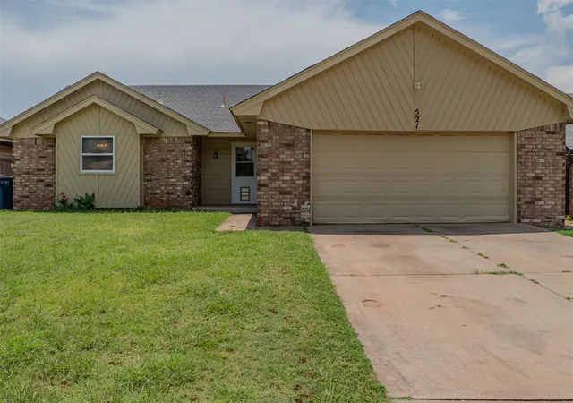 Photo 3 of Sale Pending at 521 Gray Fox Run, Edmond, OK 73003 | MLS# 1239875 | Listing updated on 2026-08-11