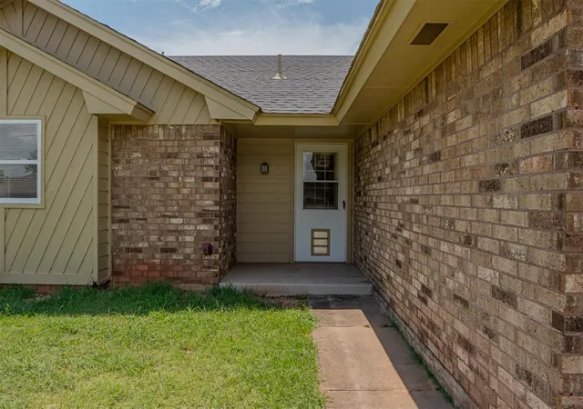 Photo 3 of Sale Pending at 521 Gray Fox Run, Edmond, OK 73003 | MLS# 1239875 | Listing updated on 2026-08-11