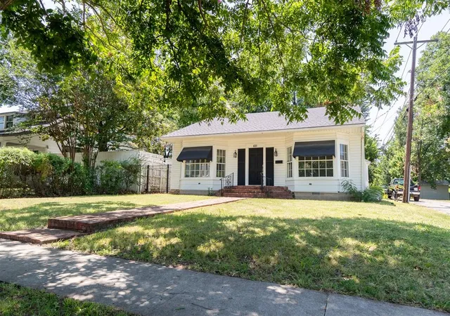 2nd image of 621 S Broadway Ave, Ada, OK 74820 | MLS# 1239951