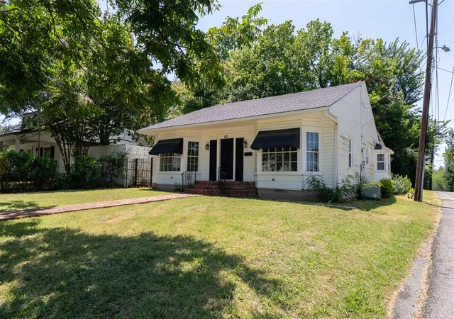 3rd image of 621 S Broadway Ave, Ada, OK 74820 | MLS# 1239951
