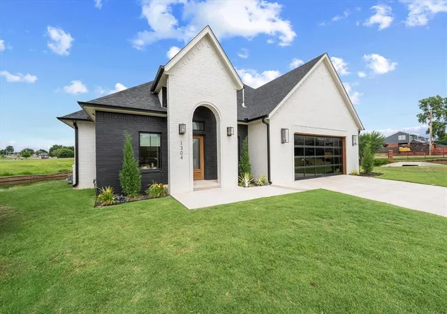 3rd image of 1304 Katelyn Ct, Yukon, OK 73099 | MLS# 1239953