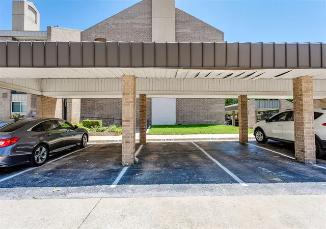 Listing Photo 2 - Condo for sale in building located at 600 NW 4th St, Oklahoma, OK 73102 - Unit #213N