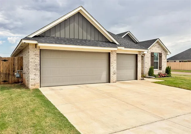 Photo 2 of Single family home for sale at 7316 Elaine St, Yukon, OK 73099 | MLS# 1239997 | Listing updated on 2026-09-22