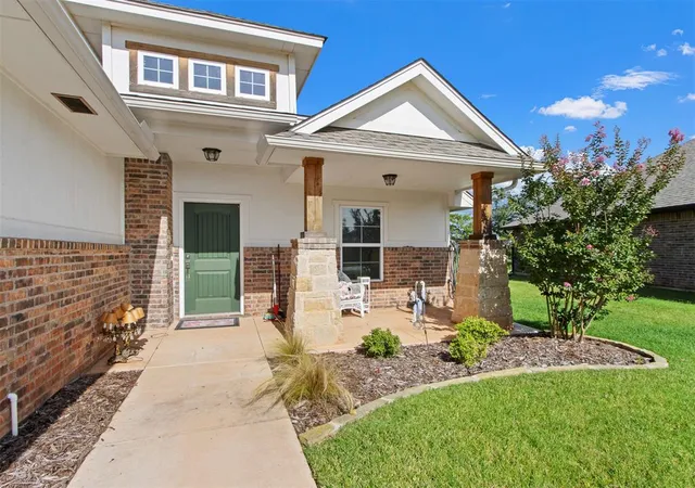 2nd image of 2429 Creekview Dr, Moore, OK 73160 | MLS# 1240013