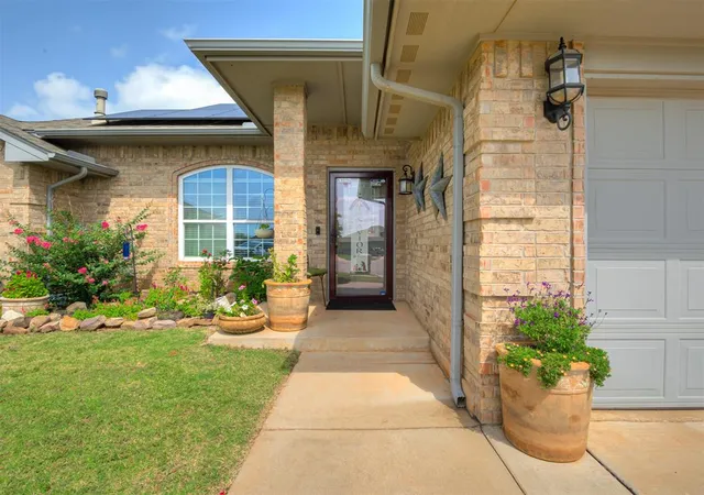 2nd image of 2108 Manderly Ct, Norman, OK 73026 | MLS# 1240043