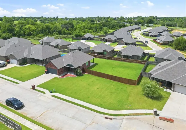2nd image of 20559 Creekside Dr, Harrah, OK 73045 | MLS# 1240068