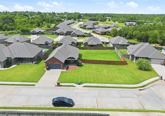 35th image of 20559 Creekside Dr, Harrah, OK 73045 | MLS# 1240068