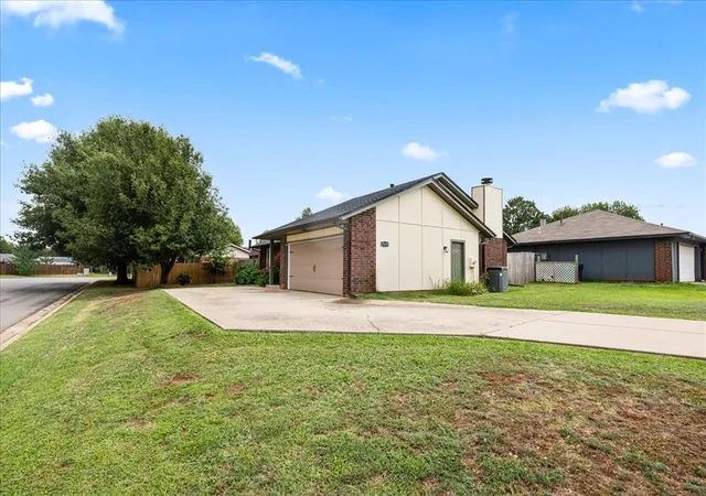 2nd image of 12337 Rockgate Dr, Yukon, OK 73099 | MLS# 1240074