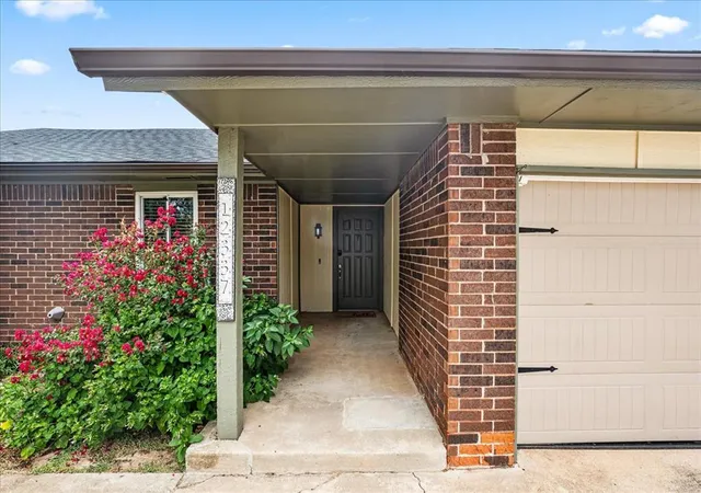3rd image of 12337 Rockgate Dr, Yukon, OK 73099 | MLS# 1240074