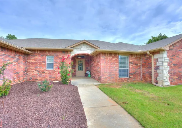 Photo 2 of Sale Pending at 3222 E Simmons Rd, Edmond, OK 73034 | MLS# 1240087 | Listing updated on 2026-08-26